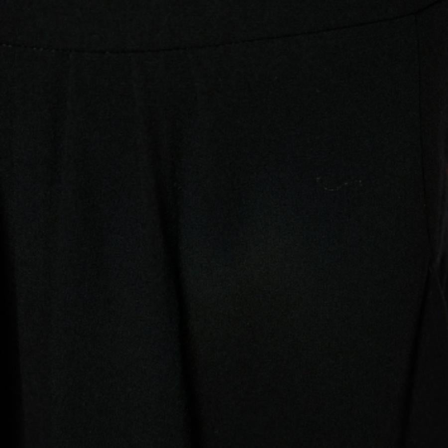 Prova il fascino dell'abbigliamento firmato con questa splendida gonna. Realizzata con tessuti di qualità, la gonna ha un fascino semplice e un'ottima vestibilità. Abbinalo a una camicetta sartoriale o a un semplice top e tacchi alti.