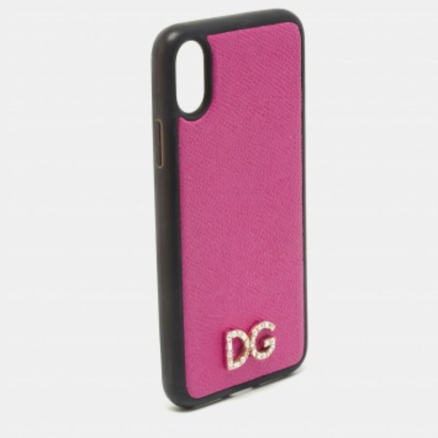 Esta funda de Dolce & Gabbana es para usuarios del iPhone X. Está hecho de cuero y lleva el famoso motivo DG Amore. La funda se ha diseñado para proteger tu teléfono y, al mismo tiempo, complementar tu estilo.