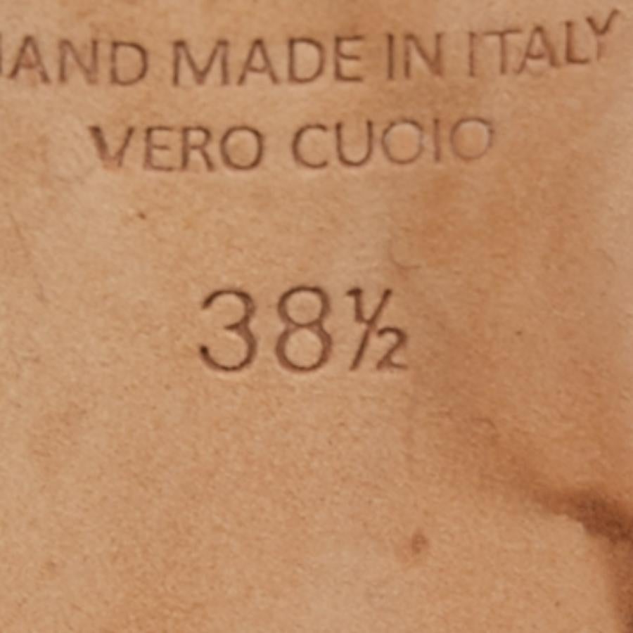 Un mix perfetto di lusso, stile e comfort: queste mules di design sono realizzate con materiali di qualità e incorniciano i tuoi piedi nel modo più cool. Possono essere abbinati a una miriade di abiti del vostro guardaroba.