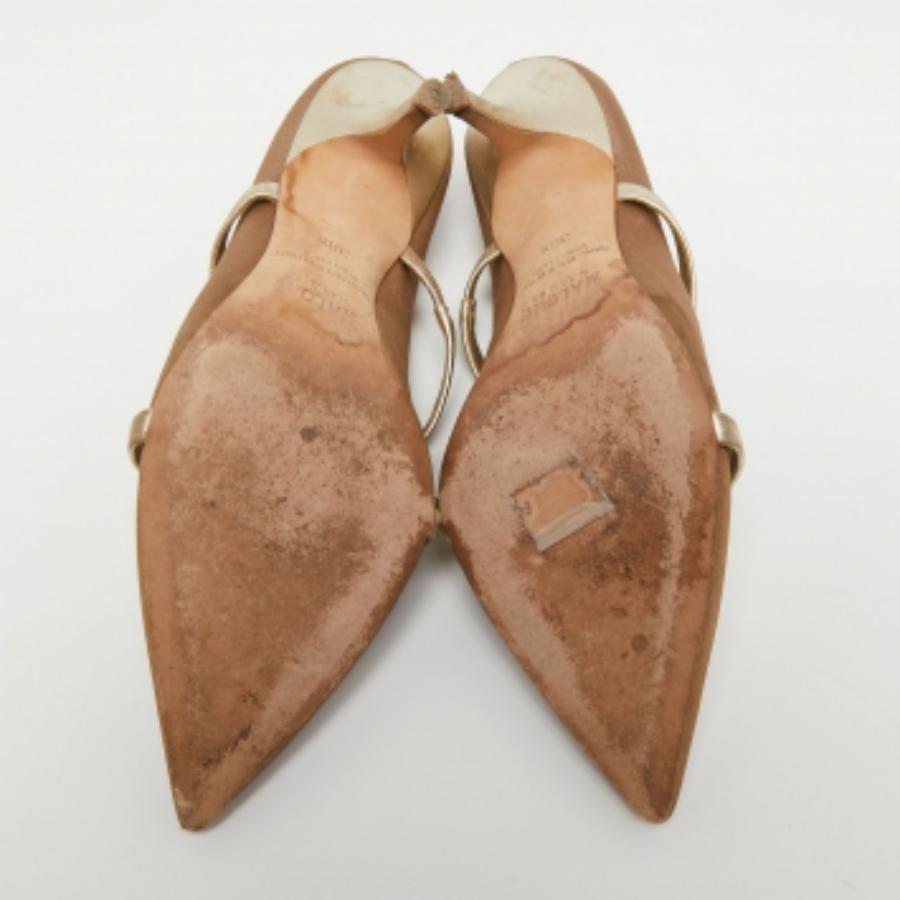 Malone Souliers Mules in tessuto e pelle marrone/oro taglia 38.5 In condizioni discrete in vendita a Dubai, Al Qouz 2