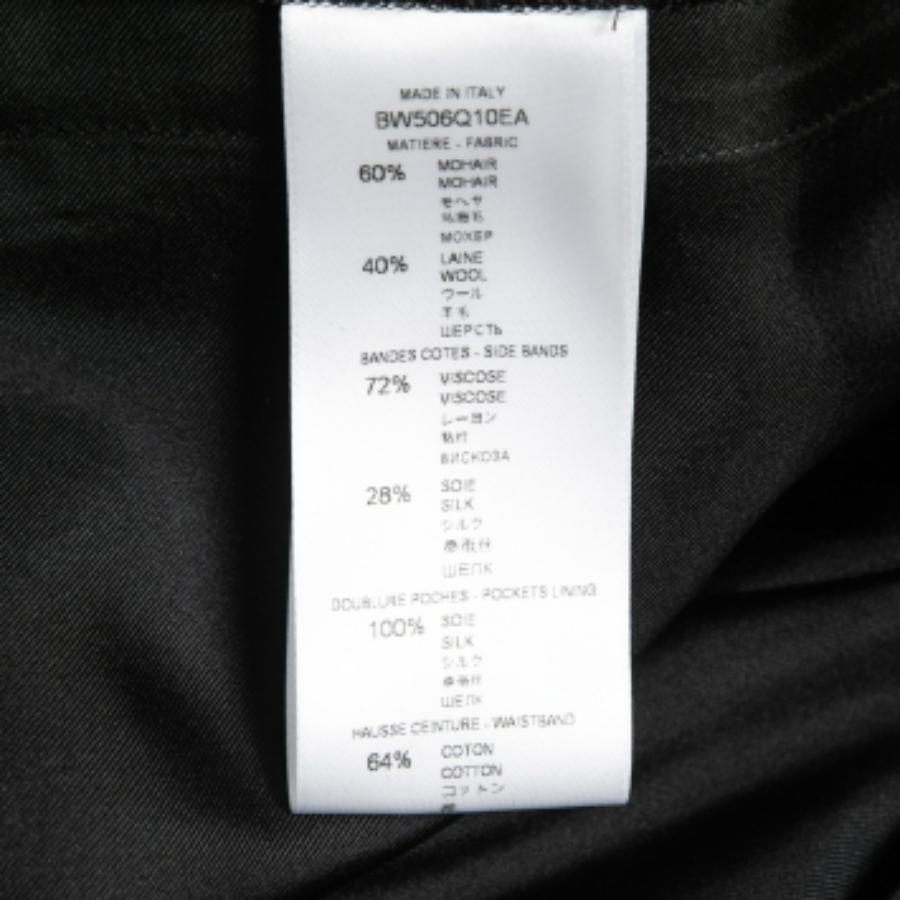 Valorizza il tuo abbigliamento formale con questo paio di pantaloni. Progettati con una silhouette e una vestibilità superba, questo paio di pantaloni ti renderà sicuramente elegante.
