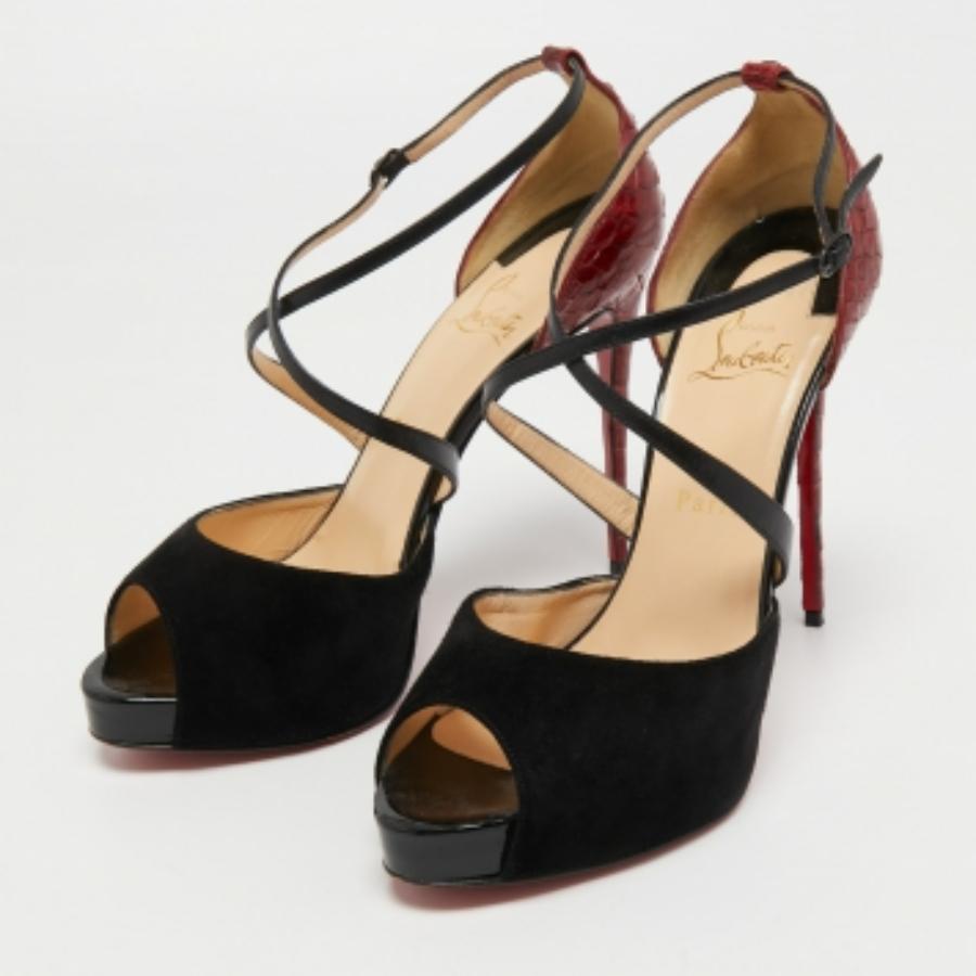 Wear these designer sandals to spruce up any outfit. They are versatile, chic, and can be easily styled. Made using quality materials, these sandals are well-built and long-lasting.