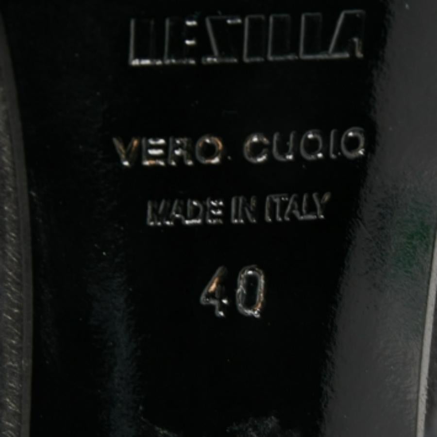 Gli stivali sono una parte essenziale del tuo guardaroba e questi stivali, realizzati con materiali di alta qualità, sono un'ottima scelta. Offrendo il meglio del comfort e dello stile, questo paio dalla suola robusta è perfetto da abbinare a jeans