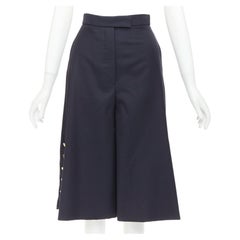 Pantalones cortos tipo culotte de Thom Browne, de lana azul marino, con botones laterales, rayas marineras y forro, talla IT36, XXS