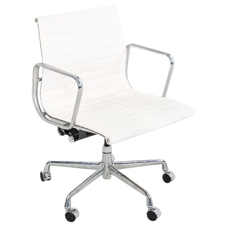 2022 Eames Aluminum Group Management Desk Chair in White Sequel Upholstery For Sale