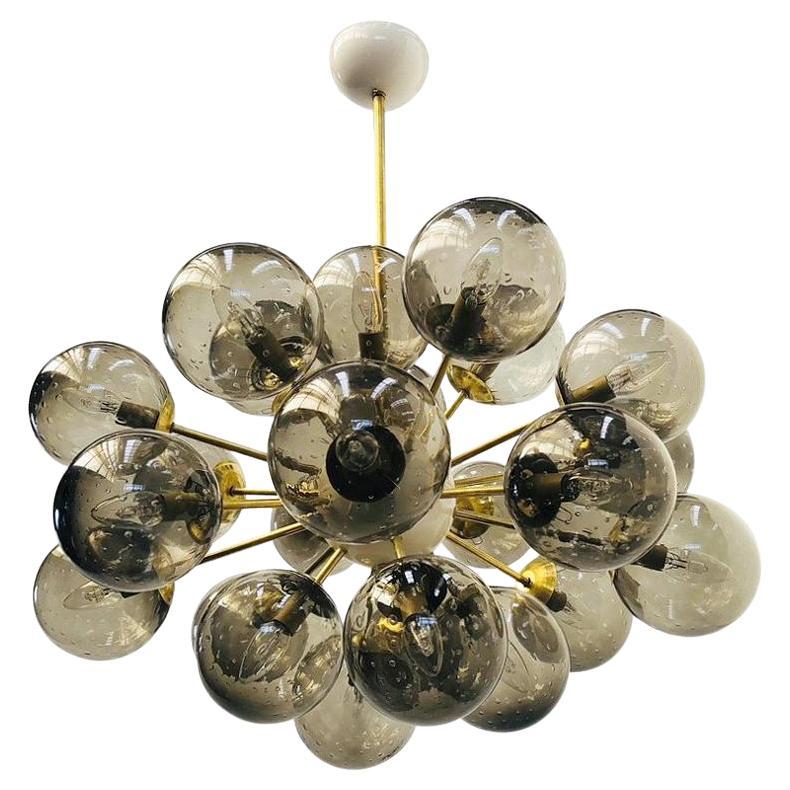 Lampadario Ovale Sputnik di Fabio Ltd