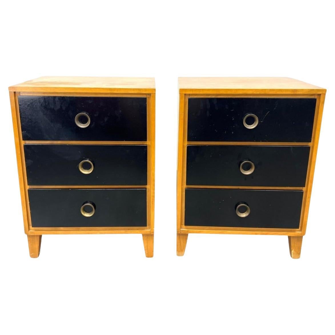 Paire de tables de nuit à 3 tiroirs en laque noire d'érable de conception moderne du milieu du siècle dernier