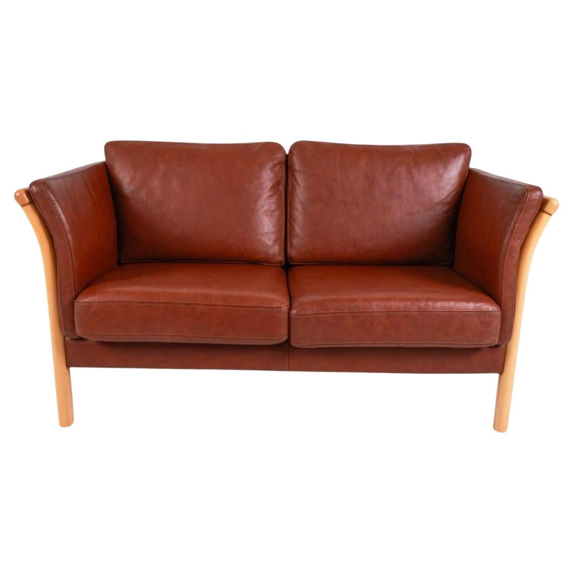Metà secolo Danese Moderno Bellissimo divano 2 in pelle marrone con struttura in betulla