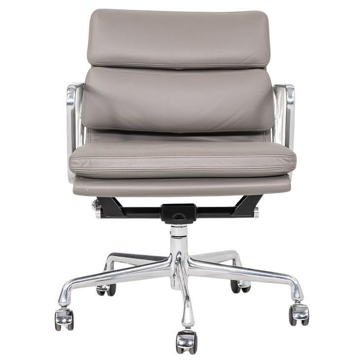 2013 Herman Miller Eames Soft Pad Management-Schreibtischstuhl aus grauem Leder