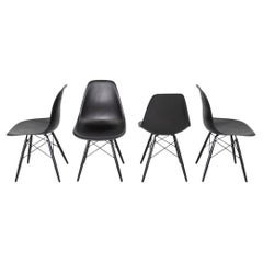 2018 Set di quattro sedie da pranzo Herman Miller Eames DSW in plastica nera
