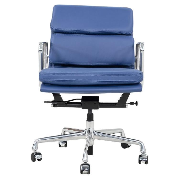 Sedia da scrivania Herman Miller Eames Soft Pad Management in pelle blu degli anni
90