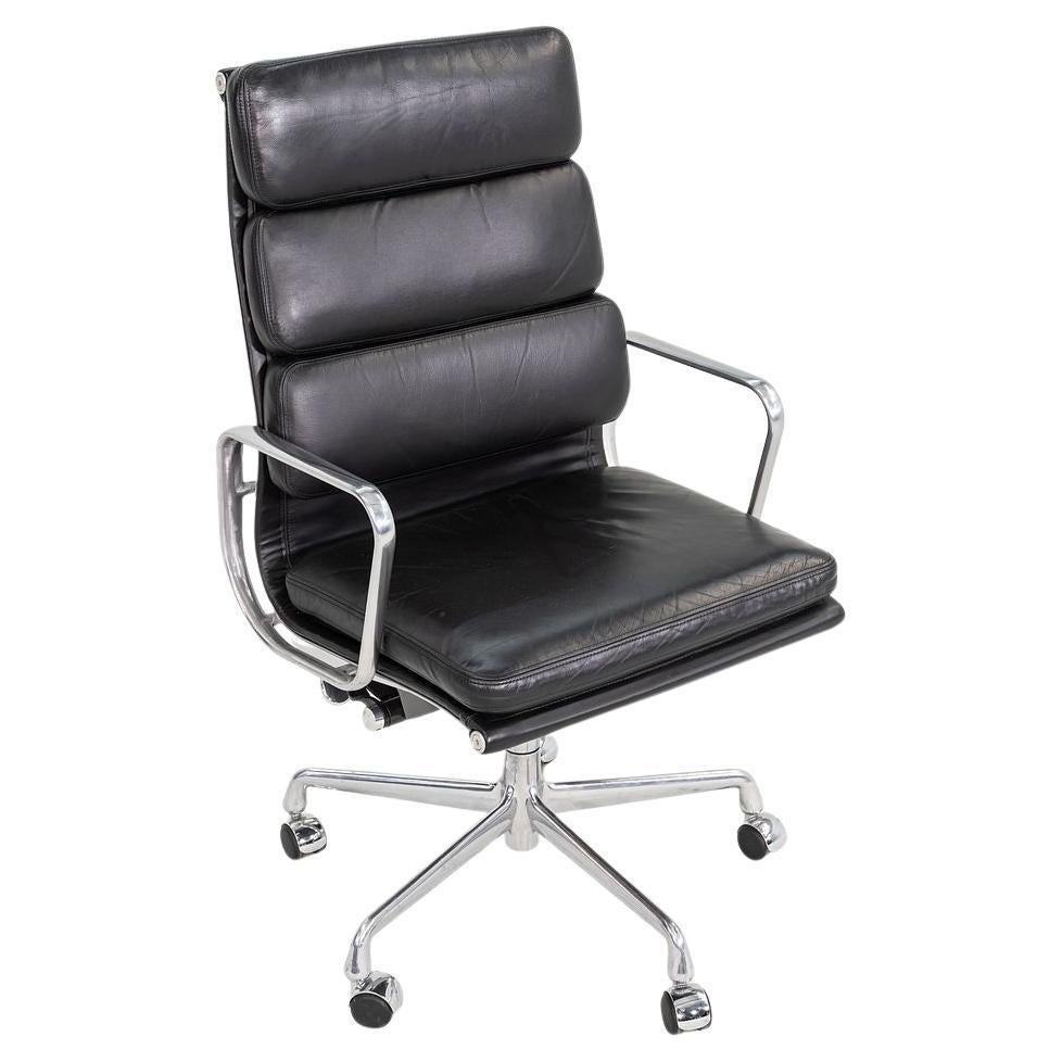 2003 Herman Miller Eames Soft Pad Executive Desk Chair in pelle nera