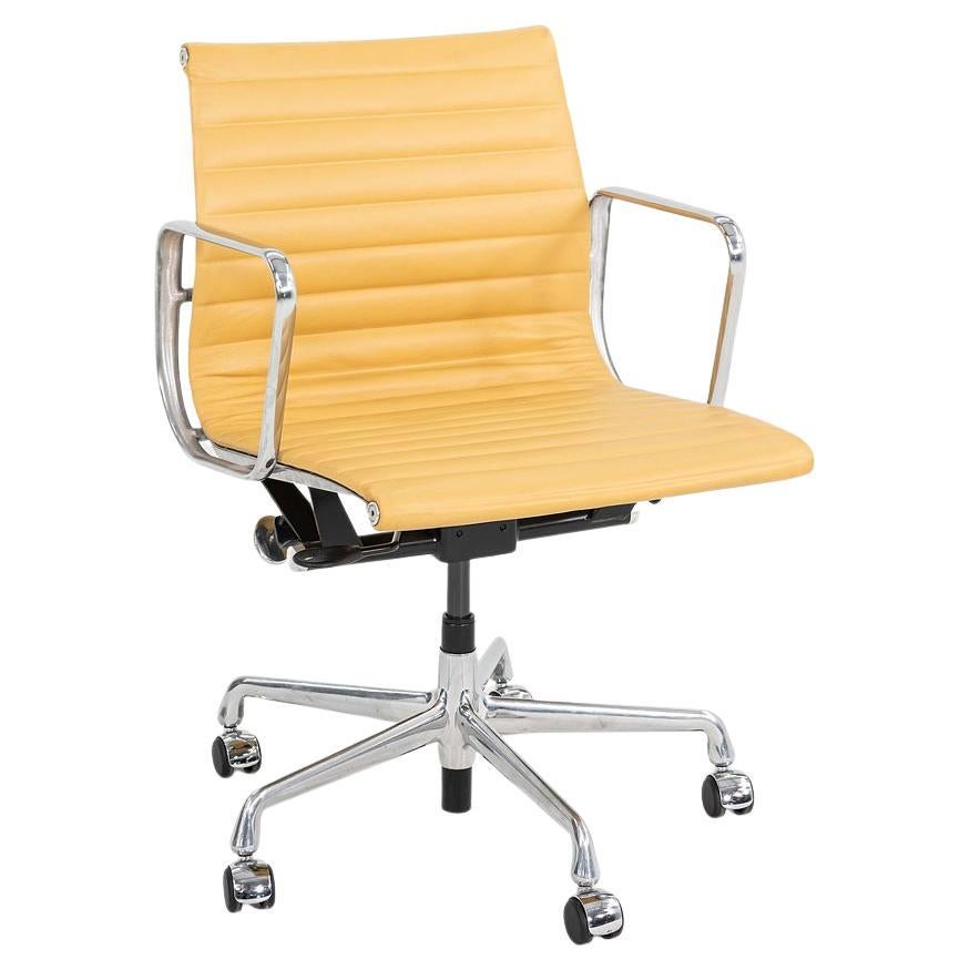 Sedia da scrivania per la gestione del gruppo in alluminio A. Miller del 2010 con base pneumatica