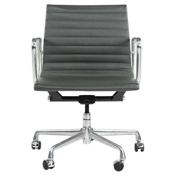 2007 Herman Miller Eames Aluminum Group Management Desk Chair in pelle grigia