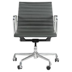 2007 Chaise de bureau de gestion du groupe en aluminium Eames d
Herman Miller en cuir gris.
