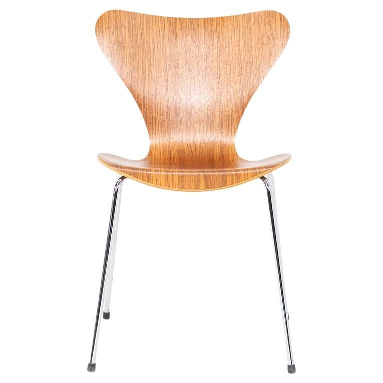 2016 Arne Jacobsen für Fritz Hansen Serie 7 Stapelbarer Esszimmerstuhl in Nussbaum