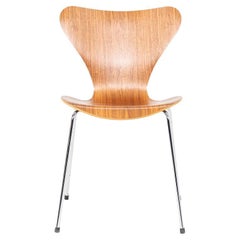 2016 Arne Jacobsen für Fritz Hansen Serie 7 Stapelbarer Esszimmerstuhl in Nussbaum