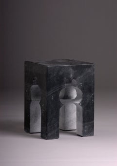 Table d'appoint « Arch » (marbre noir), motif moghol en pierre sculptée à la main