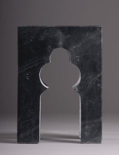 Mughal Side Table (Black Marble), Hand-Carved Mehrab Stone Table