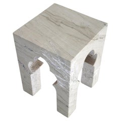 Table d'appoint sculpturale (marbre blanc), en forme d'arc architectural en pierre