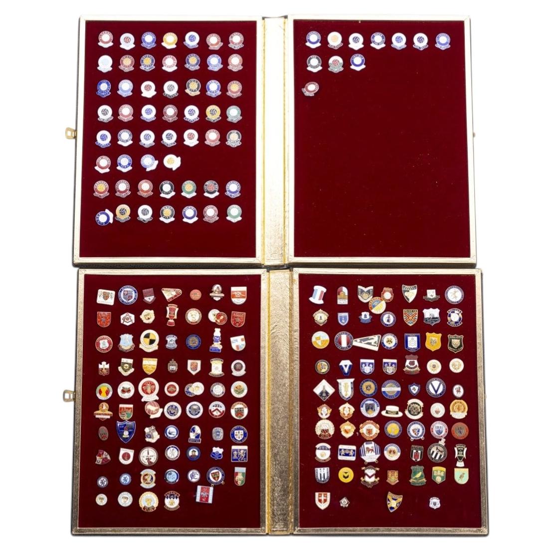 Sports collections - Collection of pins, emblems and badges - 200