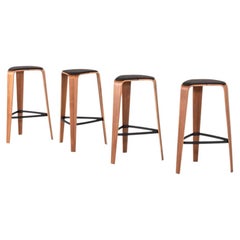Lot de quatre tabourets de bar « Tre » de Jens + Laub pour Davis, collection 2020, en noyer avec assises noires