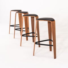 Lot de quatre tabourets de bar « Tre » de Jens + Laub pour Davis, collection 2020, en noyer avec assises noires