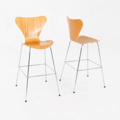 2010 : Paire de tabourets de bar « Série 7 » d'Arne Jacobsen pour Fritz Hansen, en chêne