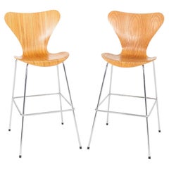 2010 : Paire de tabourets de bar « Série 7 » d'Arne Jacobsen pour Fritz Hansen, en chêne