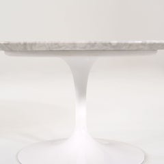 2010er Jahre: Eero Saarinen für Knoll – „Tulip“-Couchtisch mit Marmorplatte