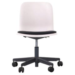 Silla de escritorio «SixE» de Pearson Lloyd para Howe, de 2019, con cojín negro