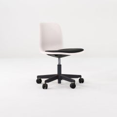 Silla de escritorio «SixE» de Pearson Lloyd para Howe, de 2019, con cojín negro