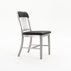 Emeco 1022 Navy Classic Esszimmerstuhl aus den 2020er Jahren mit Lederbezug