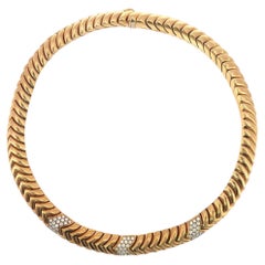 Collar gargantilla «Spiga Diamond Snake» de Bulgari, en oro amarillo de 18 quilates ~2,4 ct en total