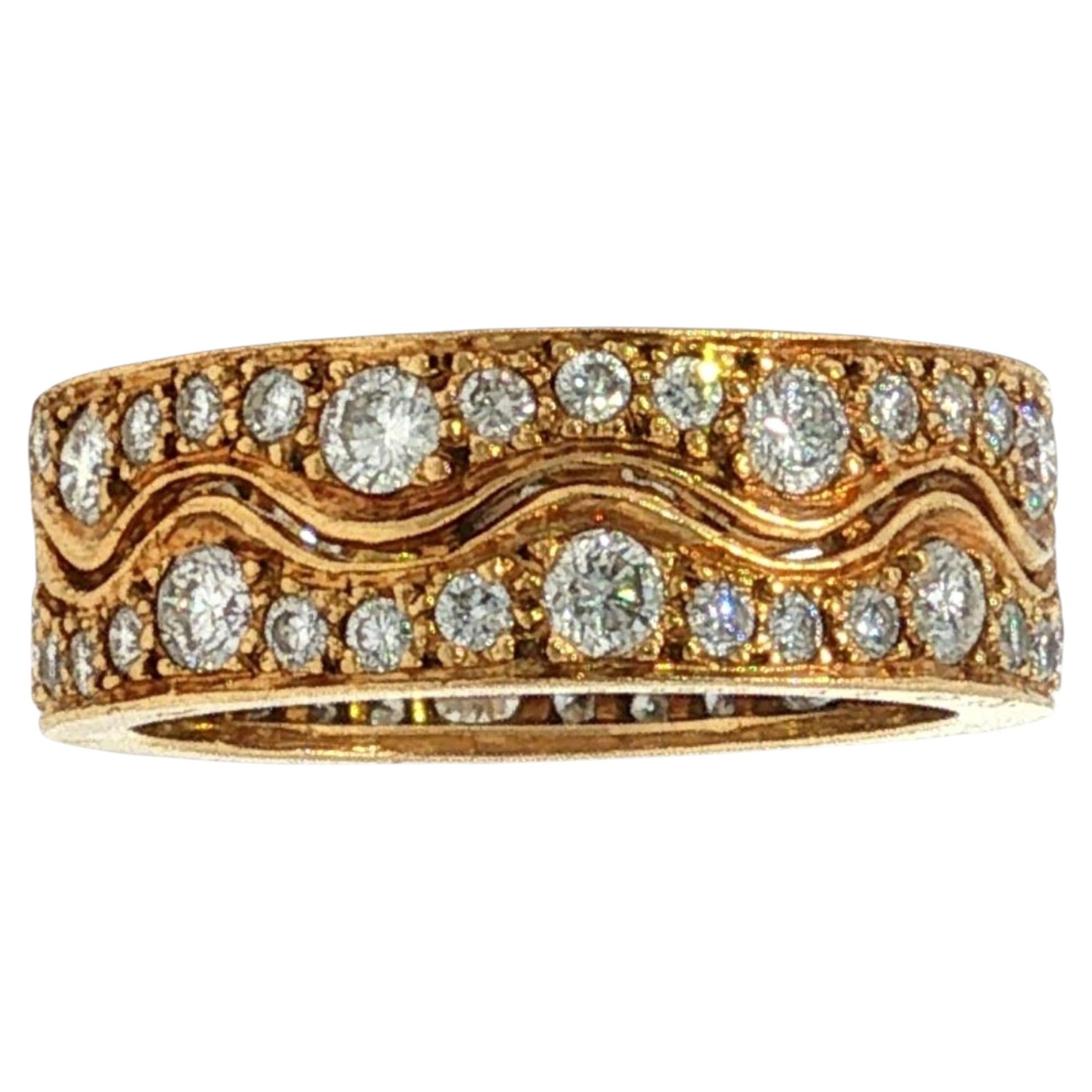 Anillo de diamantes «Wave Eternity Band» de Van Cleef & Arpels, en oro amarillo francés de 18 quilates