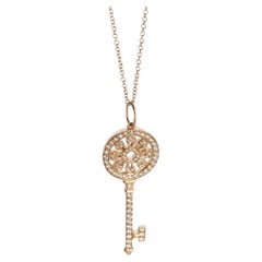 Tiffany & Co. Pendentif clé en or rose avec diamants et pétales de modèle moyen