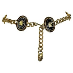 A/I 1991 Gianni Versace Cintura a catena in metallo dorato con motivo romano e strass neri