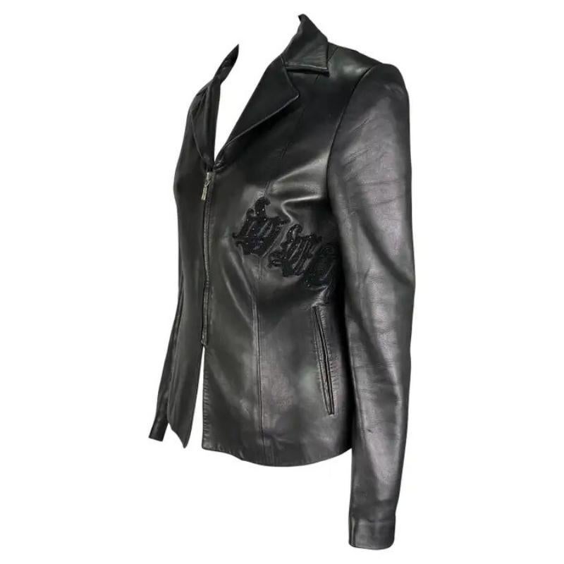 F/W 1999 Gianni Versace by Donatella Versace Chaqueta de piel negra bordada con logotipo