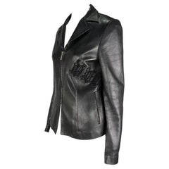 H/W 1999 Gianni Versace by Donatella Logo Bestickte schwarze Lederjacke