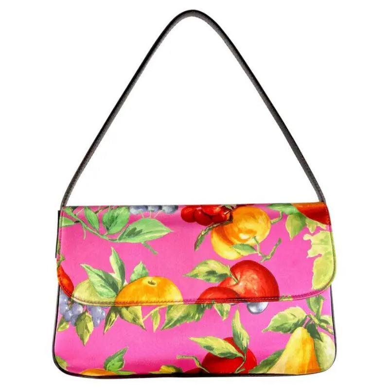 Späte 1990er Dolce & Gabbana Rosa Satin Double Y2K Medium Umhängetasche mit Obstdruck im Angebot