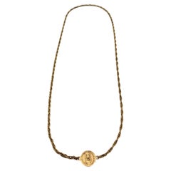Chanel Collier long médaillon vintage en métal doré des années 1970