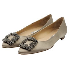 Manolo Blahnik Flache Pumps aus Satin in Champagner mit Hängeschnalle und Juwelenschnalle