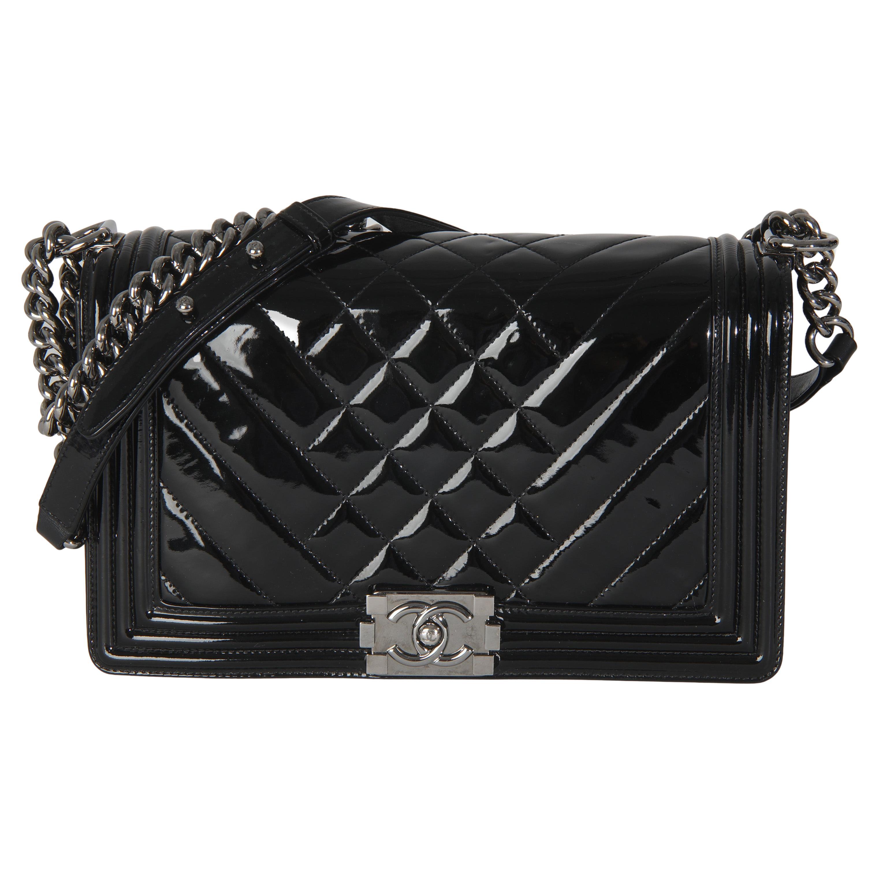 Chanel - Sac à main moyen à chevrons en vernis noir