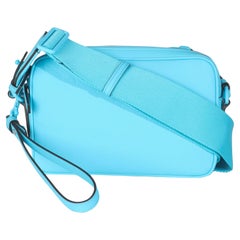 Gucci Hellblaue Crossbody-Tasche mit Gummieffekt und Monogram GG