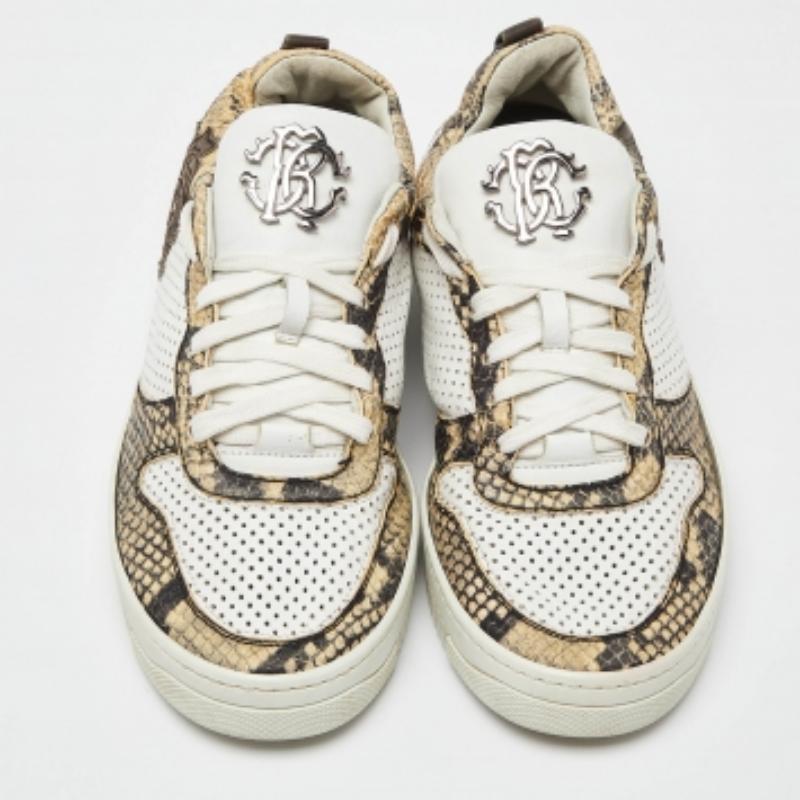 Roberto Cavalli Perforierte Python geprägte Leder Low Top Sneakers Größe 40 im Zustand „Gut“ im Angebot in Dubai, Al Qouz 2