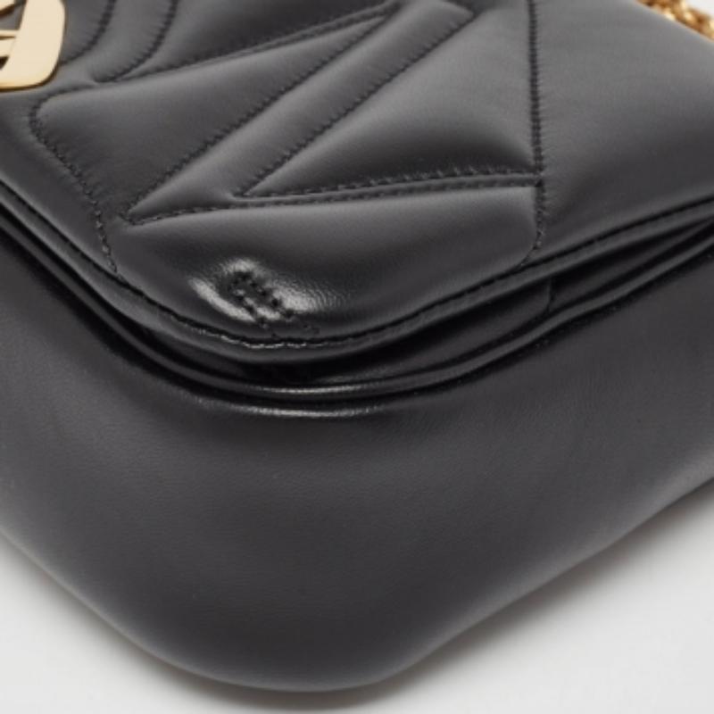 Questa borsa a tracolla di Alexander McQueen è stata progettata per essere una degna compagna di stile! Realizzata in pelle nera, la borsa presenta una bellissima chiusura con logo sulla patta in metallo dorato e due diverse opzioni di manico per un