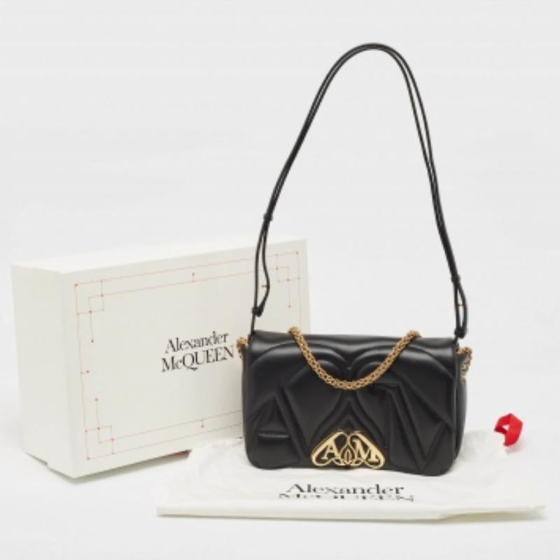Alexander McQueen Borsa a tracolla piccola in pelle nera The Seal in vendita 2