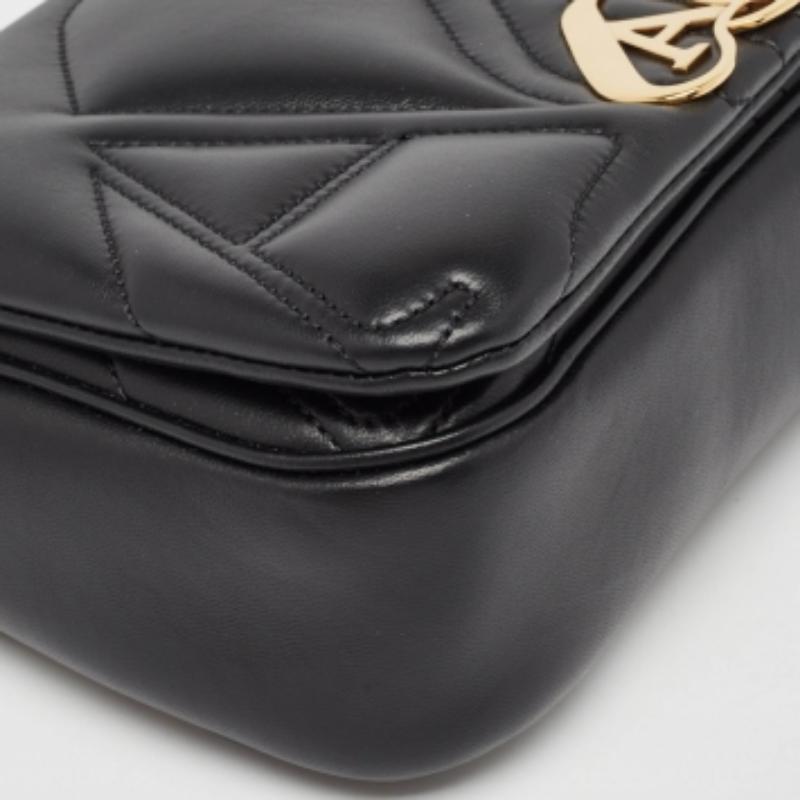 Nero Alexander McQueen Borsa a tracolla piccola in pelle nera The Seal in vendita