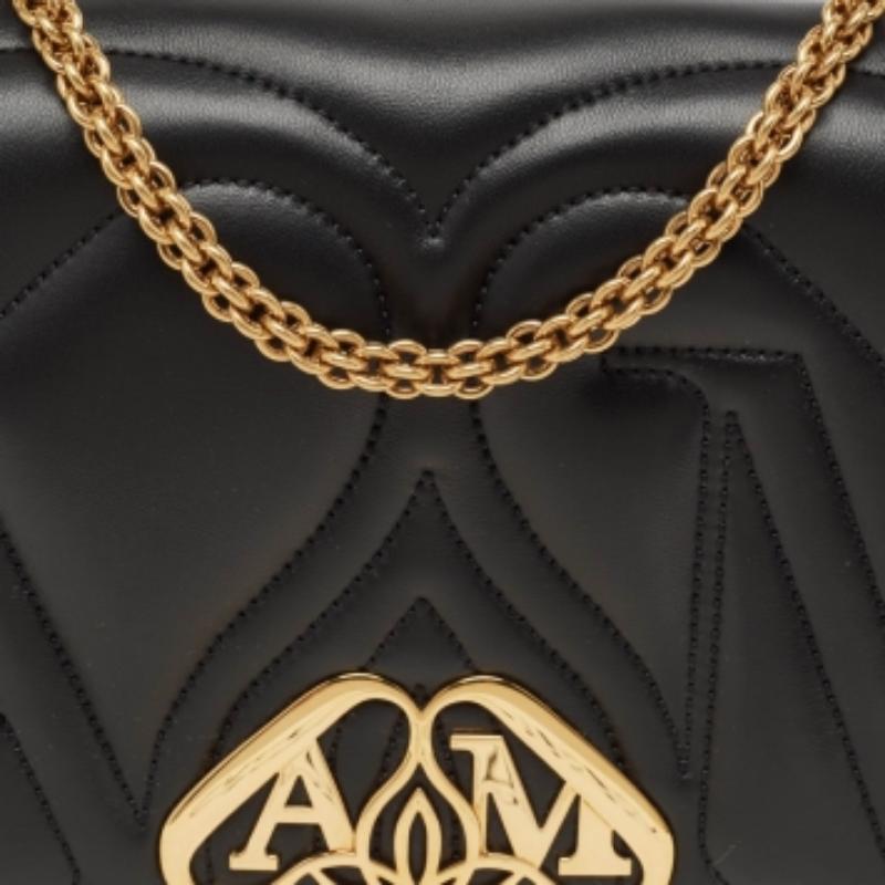 Alexander McQueen Borsa a tracolla piccola in pelle nera The Seal in vendita 1