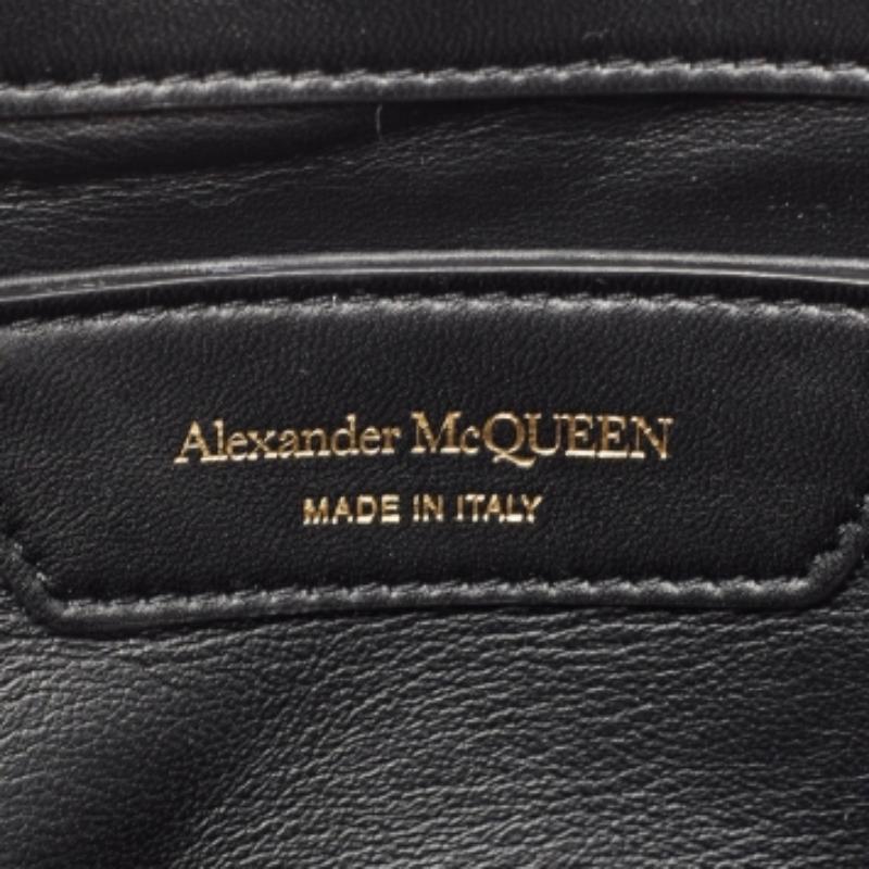 Alexander McQueen Borsa a tracolla piccola in pelle nera The Seal in vendita 4